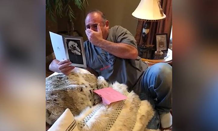 Padre con el corazón roto tras perder a sus perros es sorprendido con un nuevo cachorro