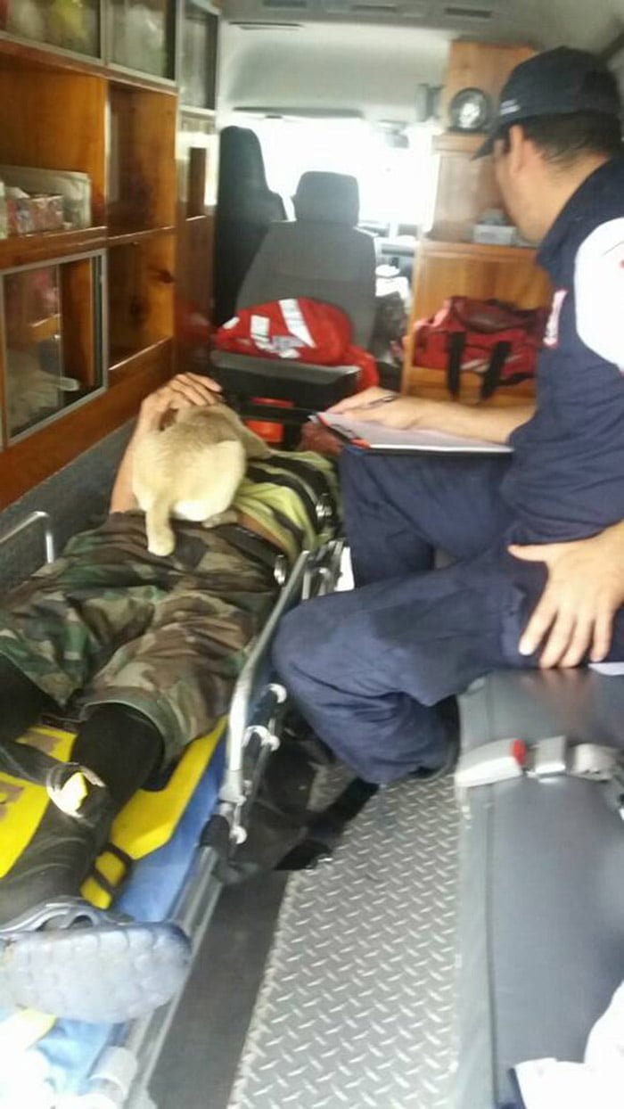 Chiquita con Jorge en la ambulancia Chiquita con Jorge en la ambulancia