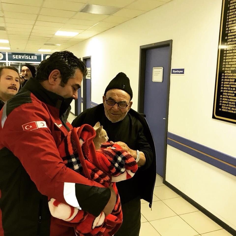 Ali Meşe y los socorristas Ali Meşe y los socorristas