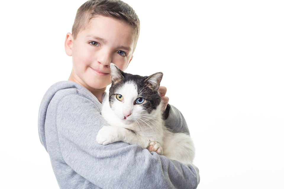 Niño y gato