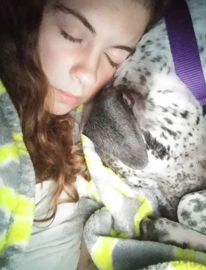 Este perro no puede dejar de temblar de emoción después de reunirse con su familia 9 Felicia y JoJo