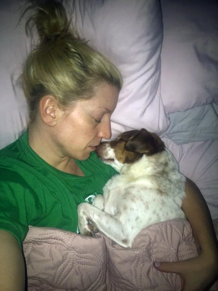George duerme con mamá