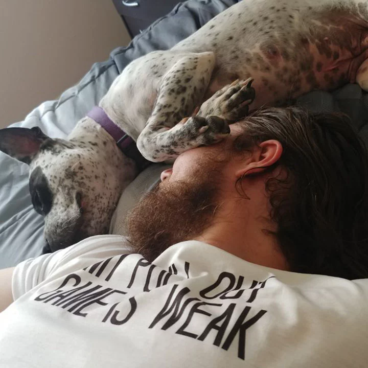 Este perro no puede dejar de temblar de emoción después de reunirse con su familia 8 JoJo feliz