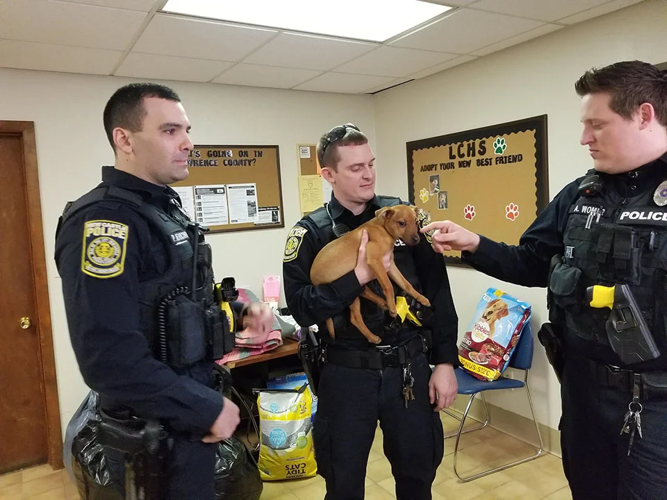 Policías rescatan perro