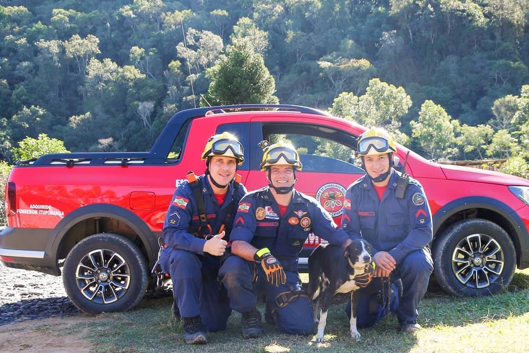 Bomberos que rescataron a Neguinho