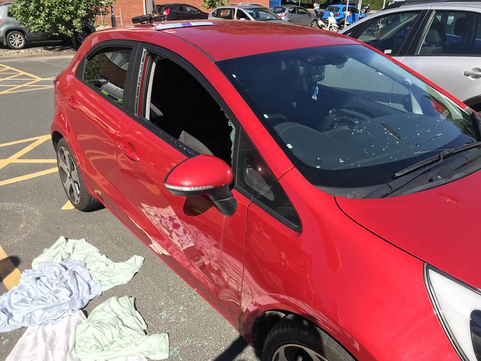 Auto con ventanas rotas