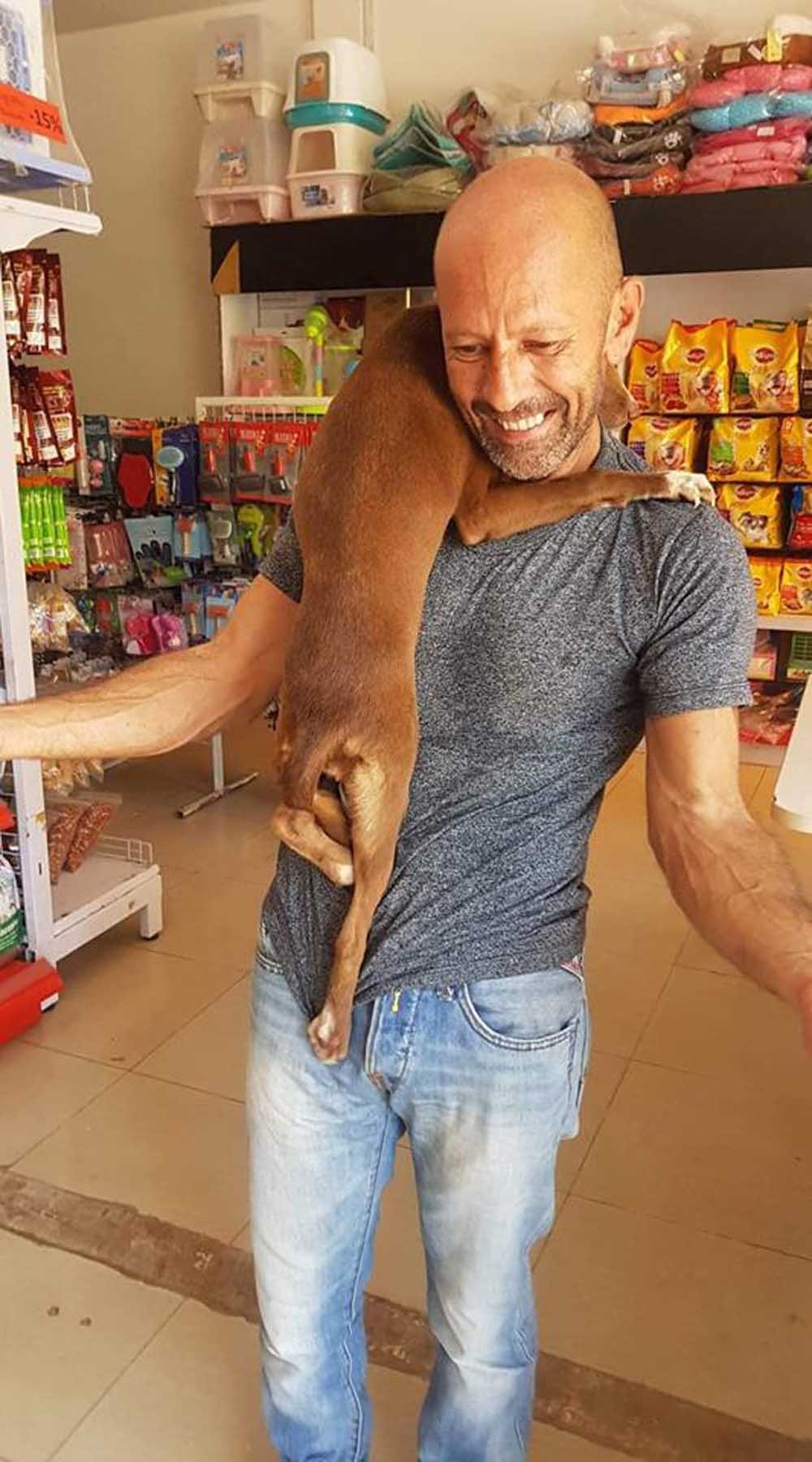 Perrita rescatada está tan agradecida que no deja de aferrarse a su rescatista 14 Ella se aferró a su rescatista