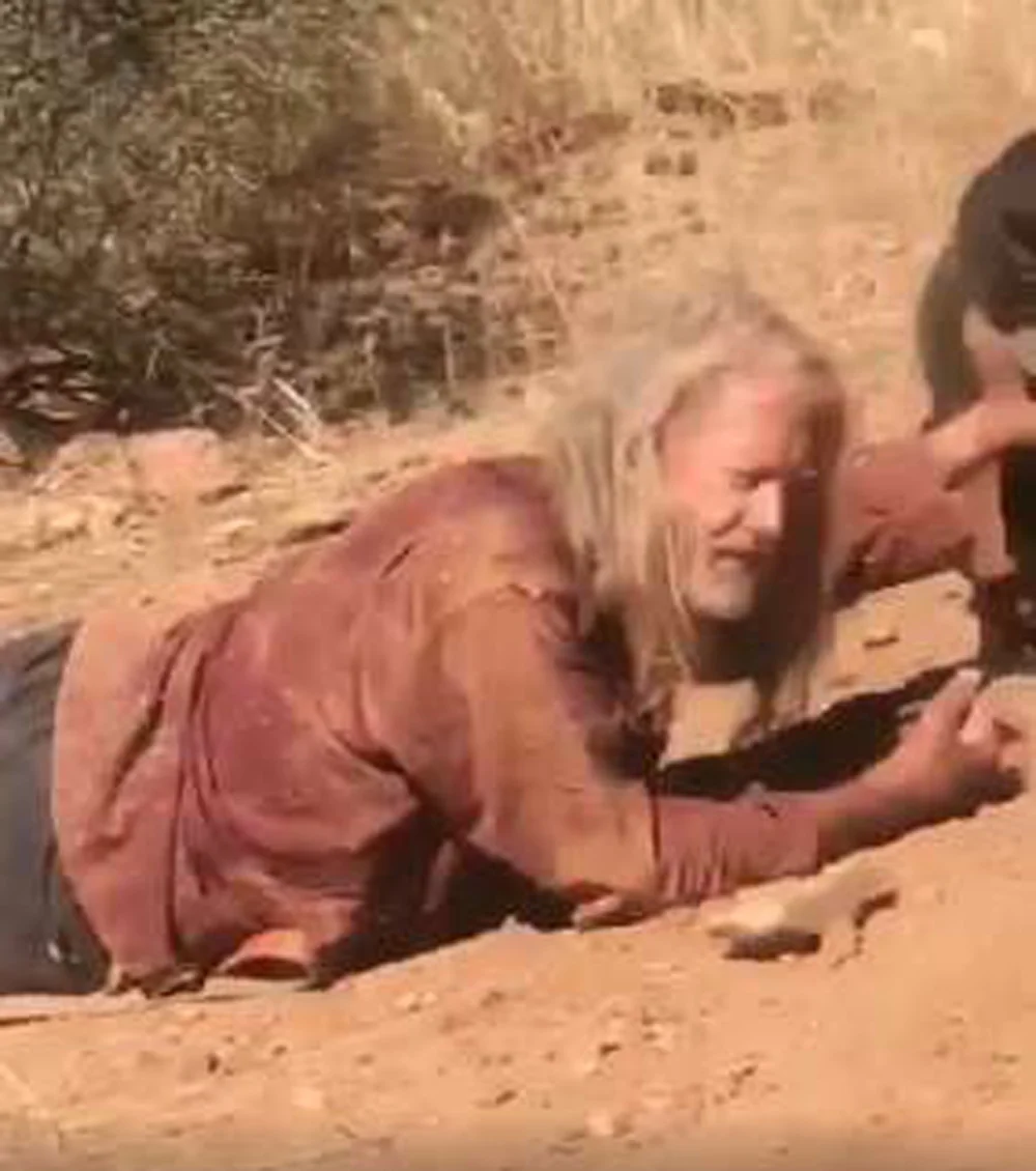 Hombre ve a un perro en un camino remoto y se da cuenta de que está pidiendo ayuda 7 Hombre lesionado
