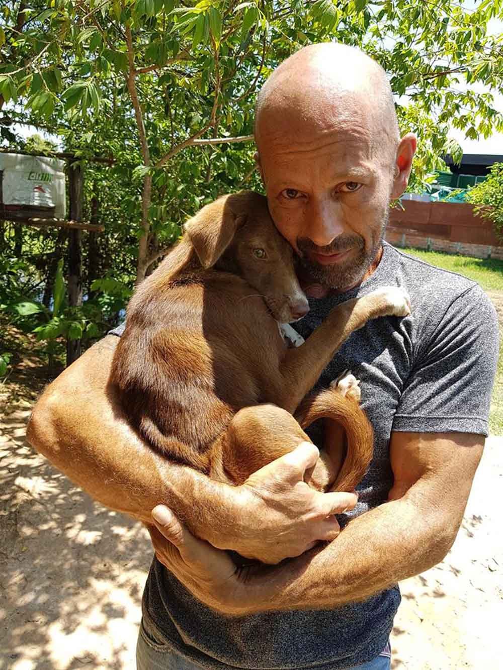 Perrita rescatada está tan agradecida que no deja de aferrarse a su rescatista 11 Inseparables