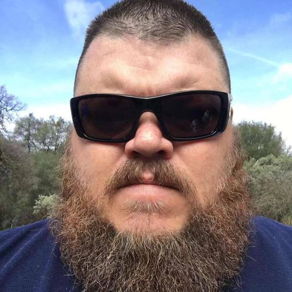 Hombre ve a un perro en un camino remoto y se da cuenta de que está pidiendo ayuda 5 Martin Hall Jr