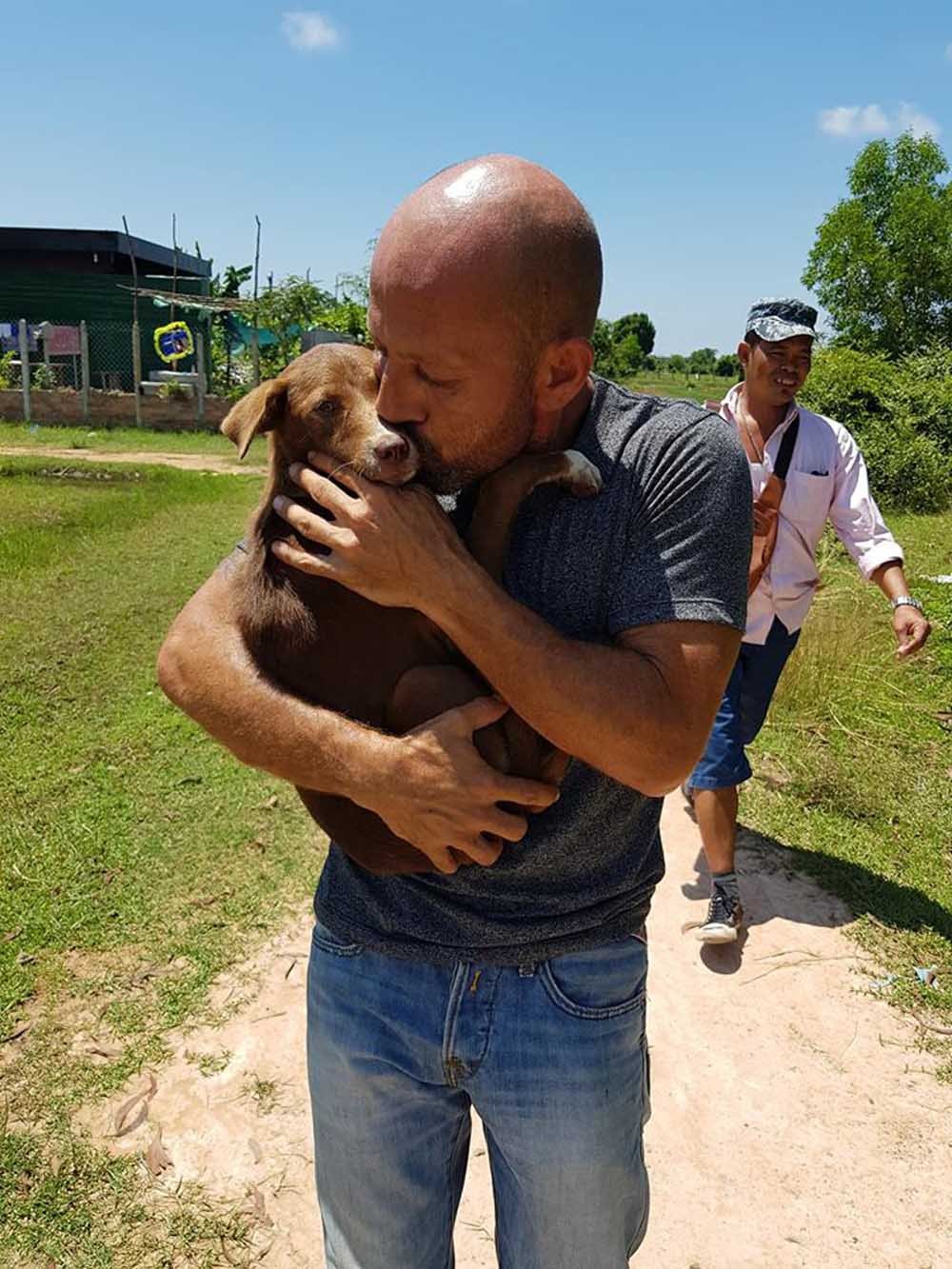 Perrita rescatada está tan agradecida que no deja de aferrarse a su rescatista 12 Sanie agradece a Chour
