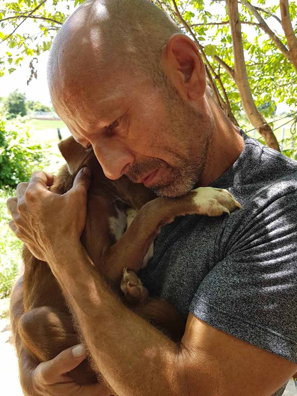 Perrita rescatada está tan agradecida que no deja de aferrarse a su rescatista 10 Sanie tenía mucho miedo
