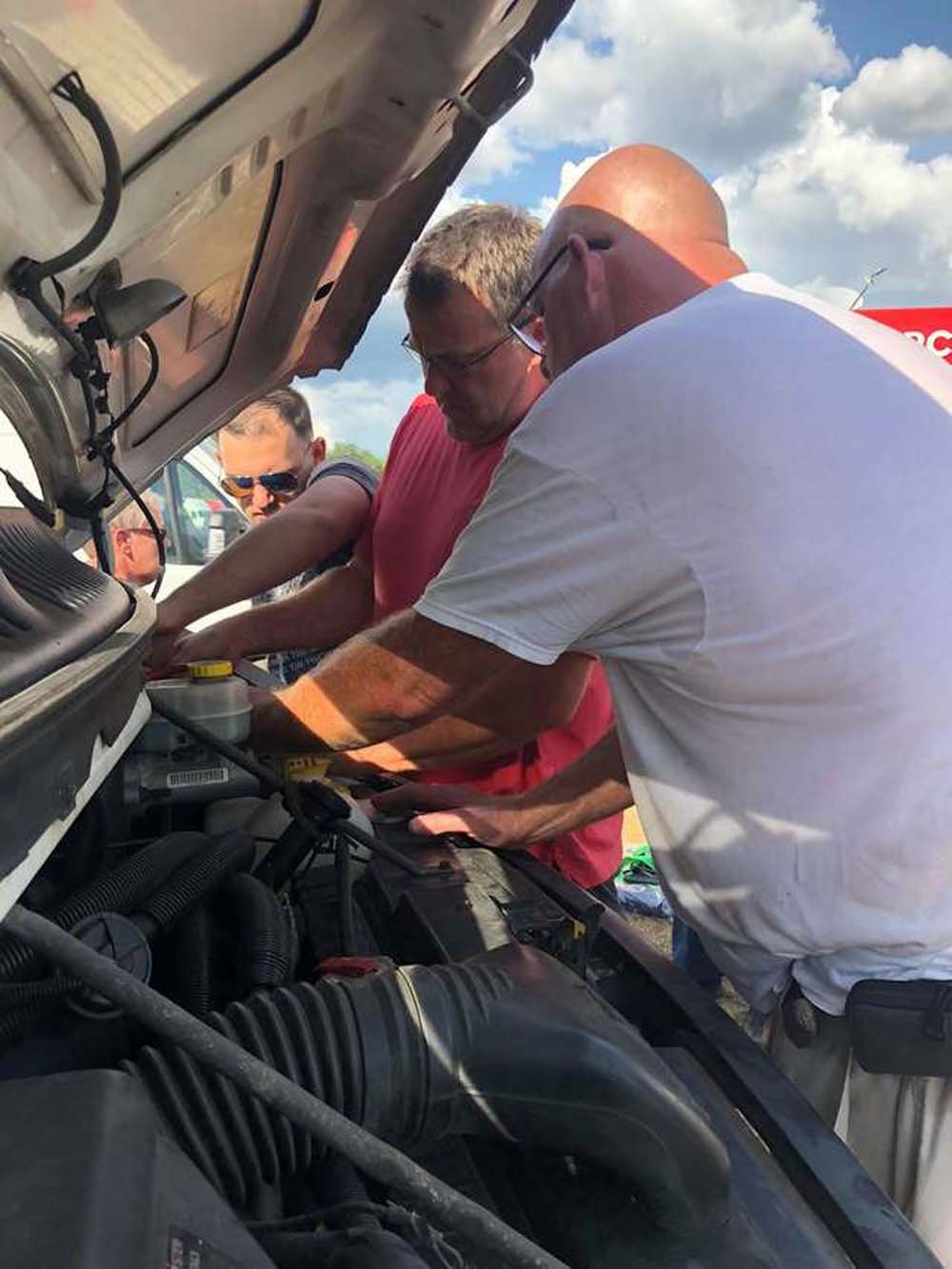 Van que transportaba a mas de 50 animales que huían del huracán se averió en el peor momento 2 Van dañada