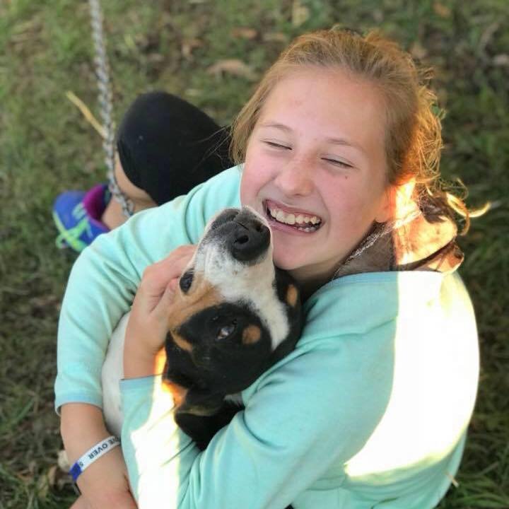 Jennarae y uno de sus perros Jennarae y uno de sus perros