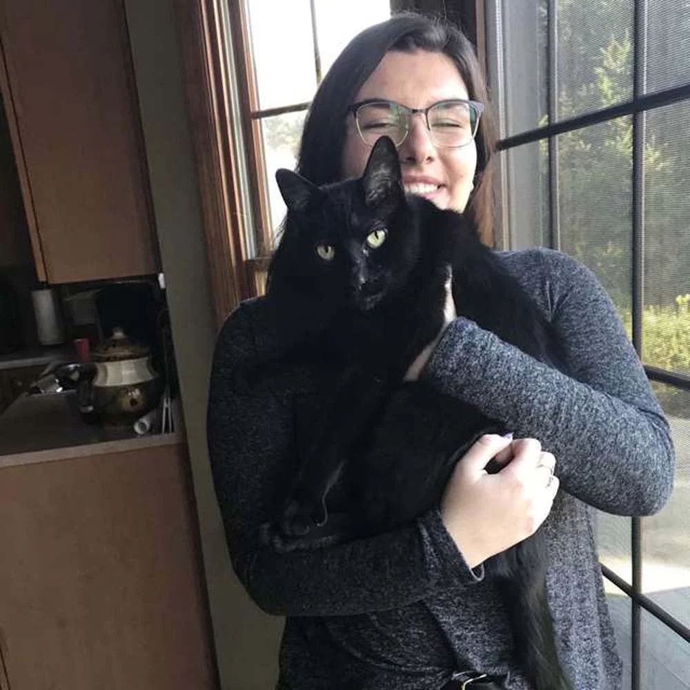 Gato con el corazón roto encuentra consuelo oliendo el collar de su amigo perro 10 Emma y Zeus