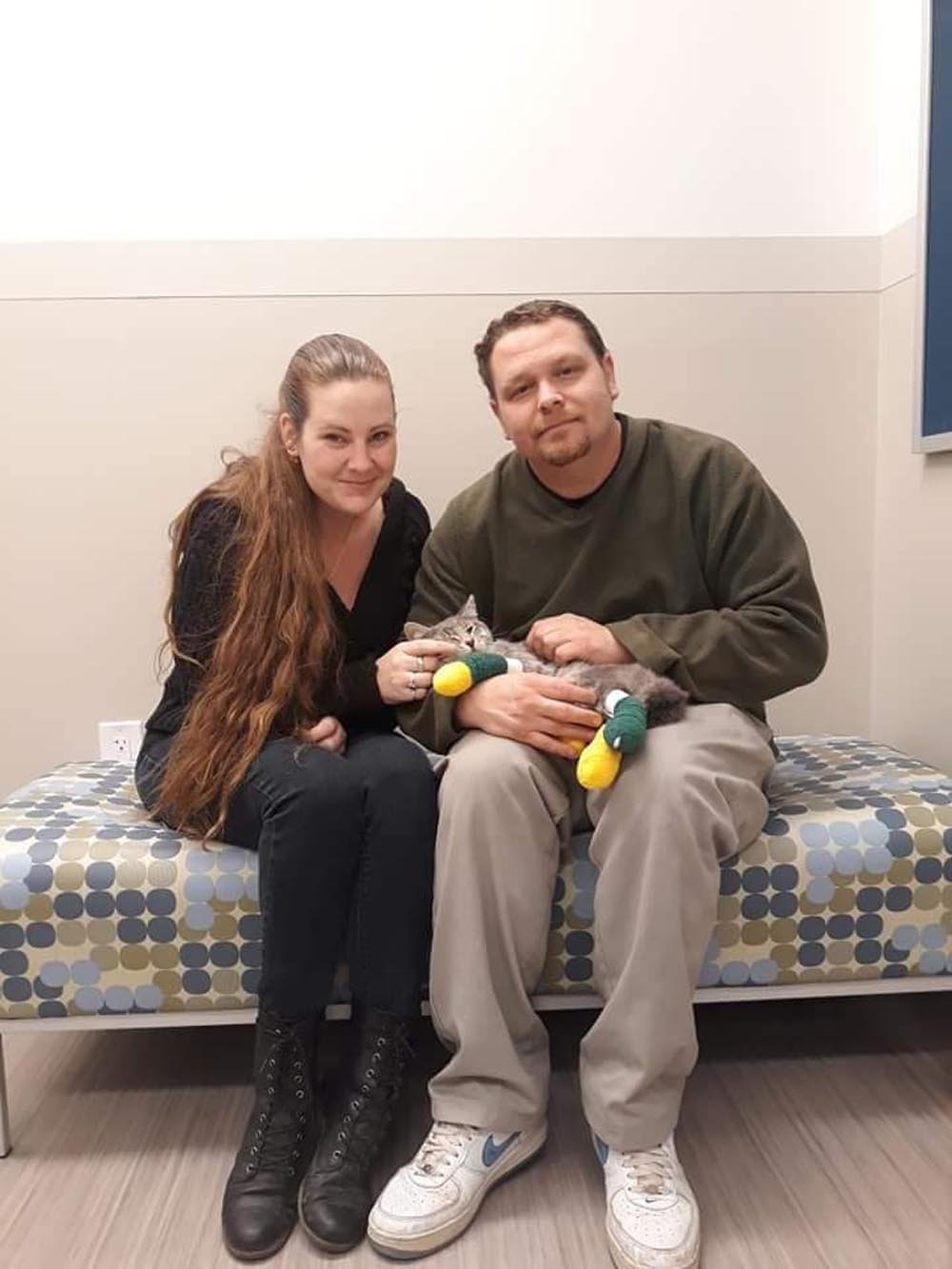 Gatito que sobrevivió a un incendio forestal nunca pensó que volvería a ver a su madre 6 Mayson y su familia