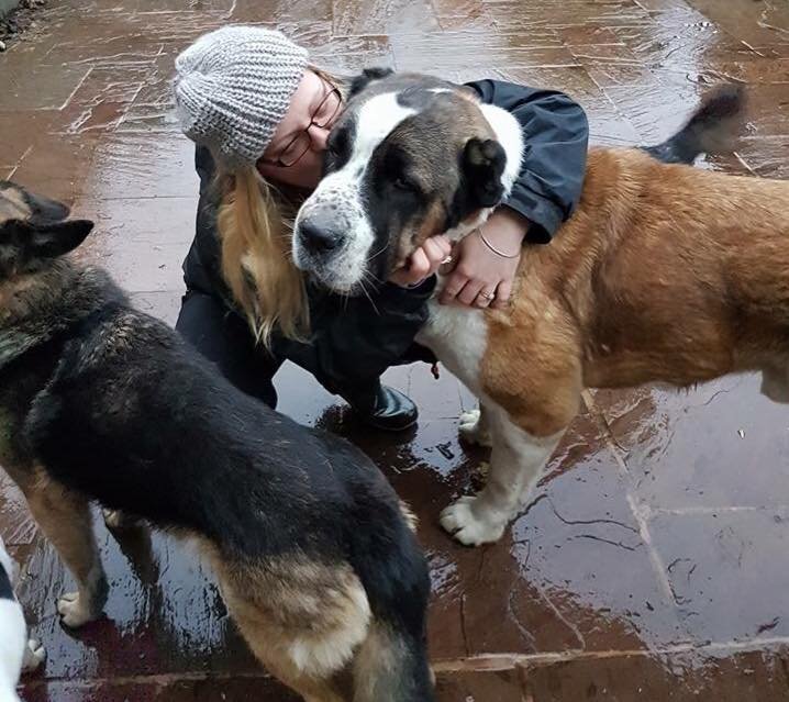 Winston caminando con sus amigos