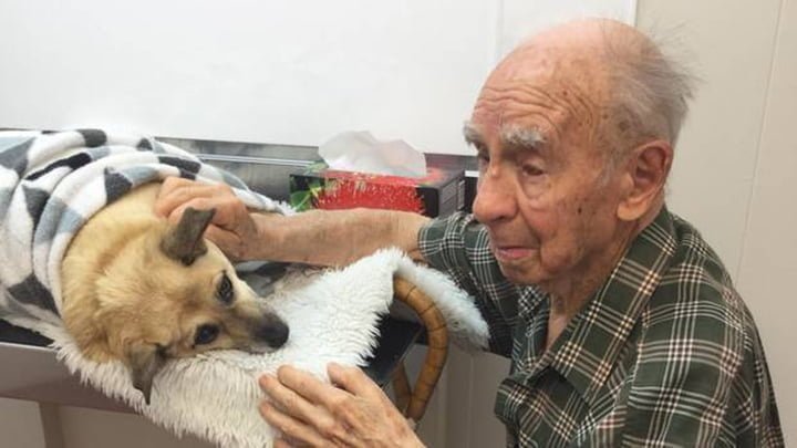 Hombre de 95 años se despide de su amado perro
