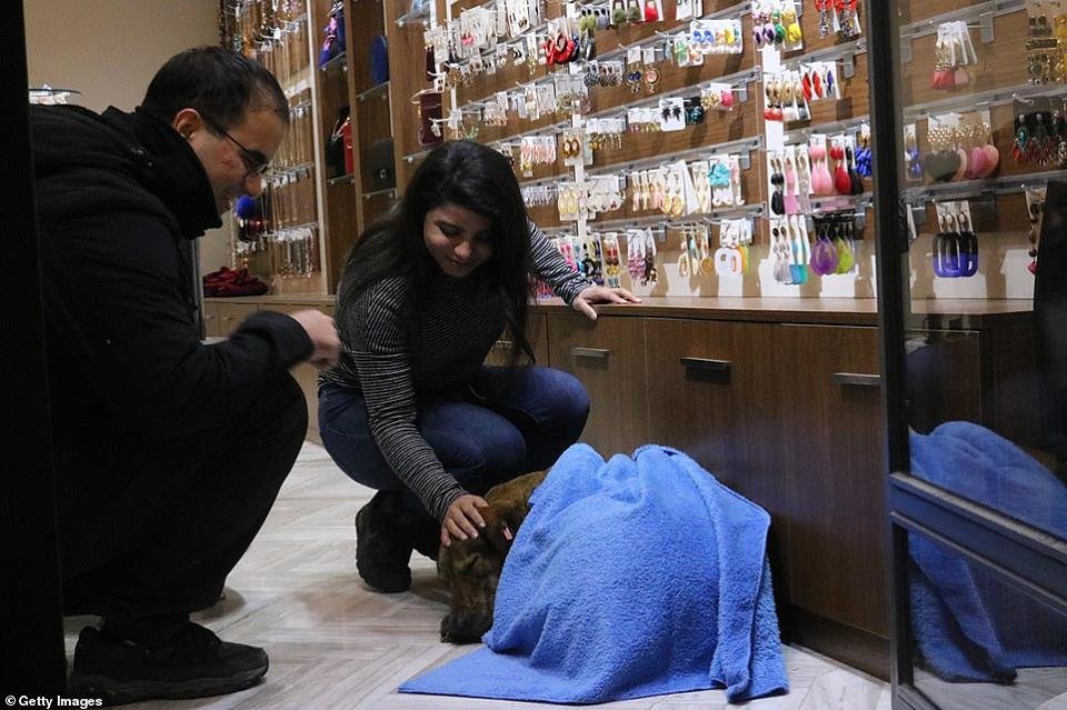 Huseyin Yurtseven abringando un perro