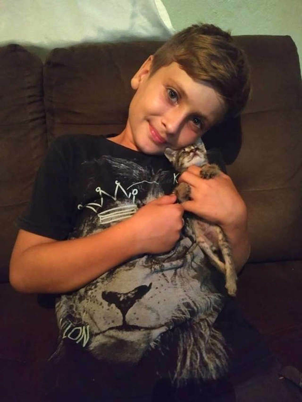 Niño ve a un gatito que no podía caminar y decide cambiar su vida 3 João ayudó a la gatita