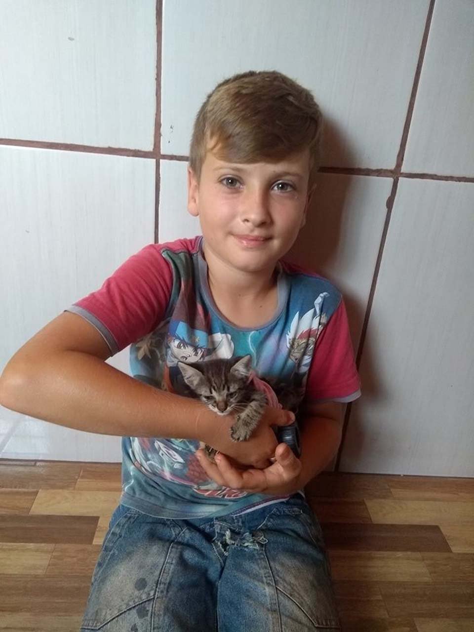 Niño ve a un gatito que no podía caminar y decide cambiar su vida 5 João y la gatita