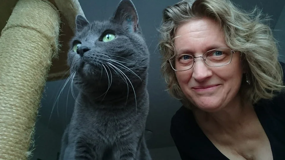 Mujer y su gato
