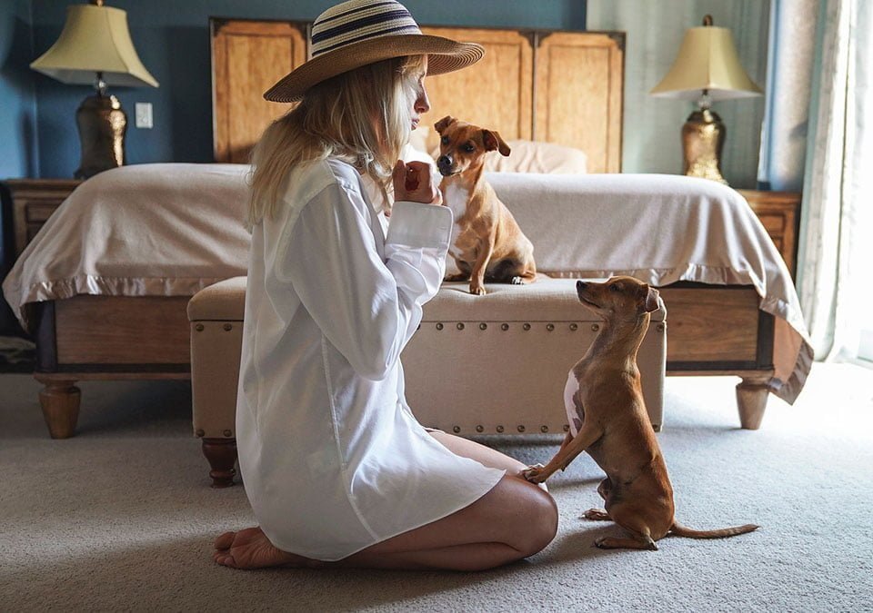 Mujer y sus perros