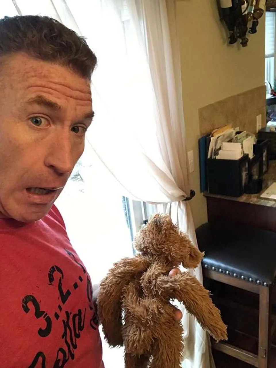 Papá rescata el juguete favorito de su perro que quedó afuera durante la tormenta 4 Terry