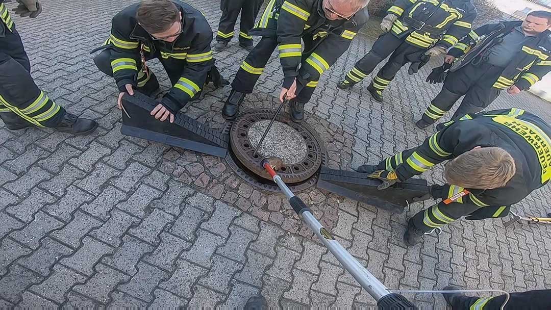 Bomberos rescatando a una rata Bomberos rescatando a una rata