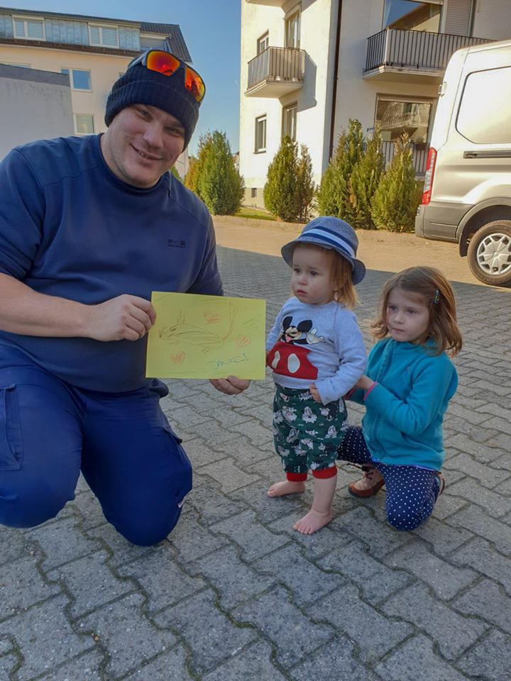 Niños agradecen con dibujo Niños agradecen con dibujo