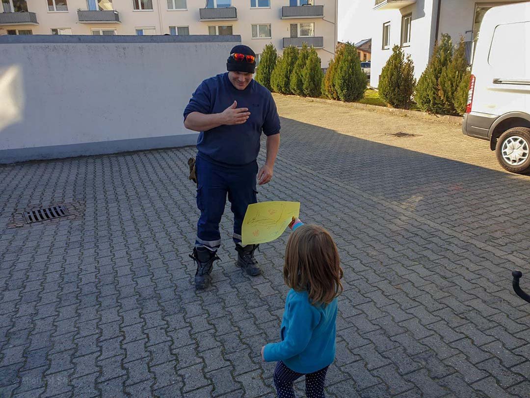 Niña y bombero Niña y bombero