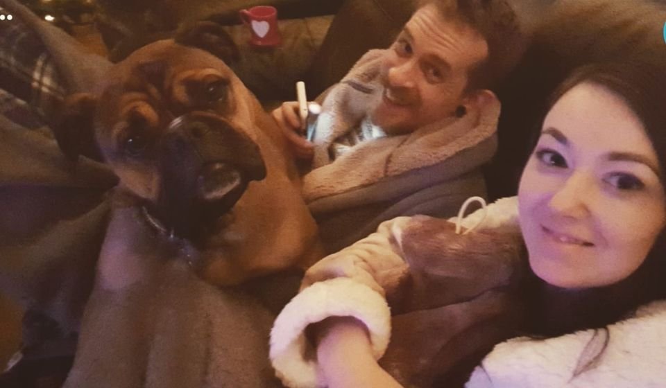 Perro dramático finge morir como protesta al no llevarlo por su ruta favorita para pasear 13 Begbie y su familia