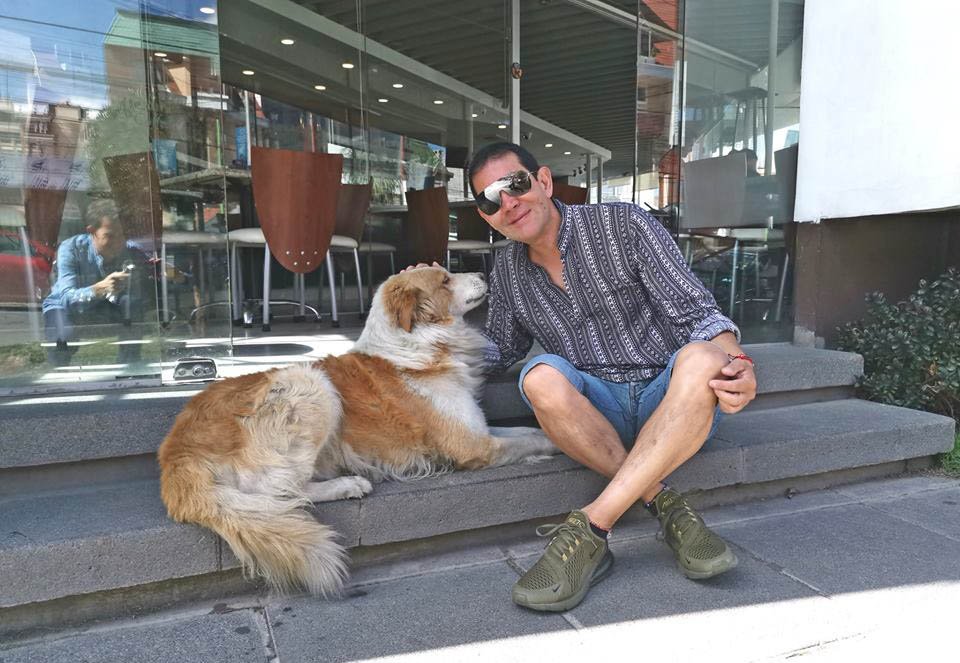 Hombre dejó su exitoso trabajo para alimentar a animales que habitan en la calle 14 Choco perro que le cambio la vida a hombre que alimenta animales en la calle
