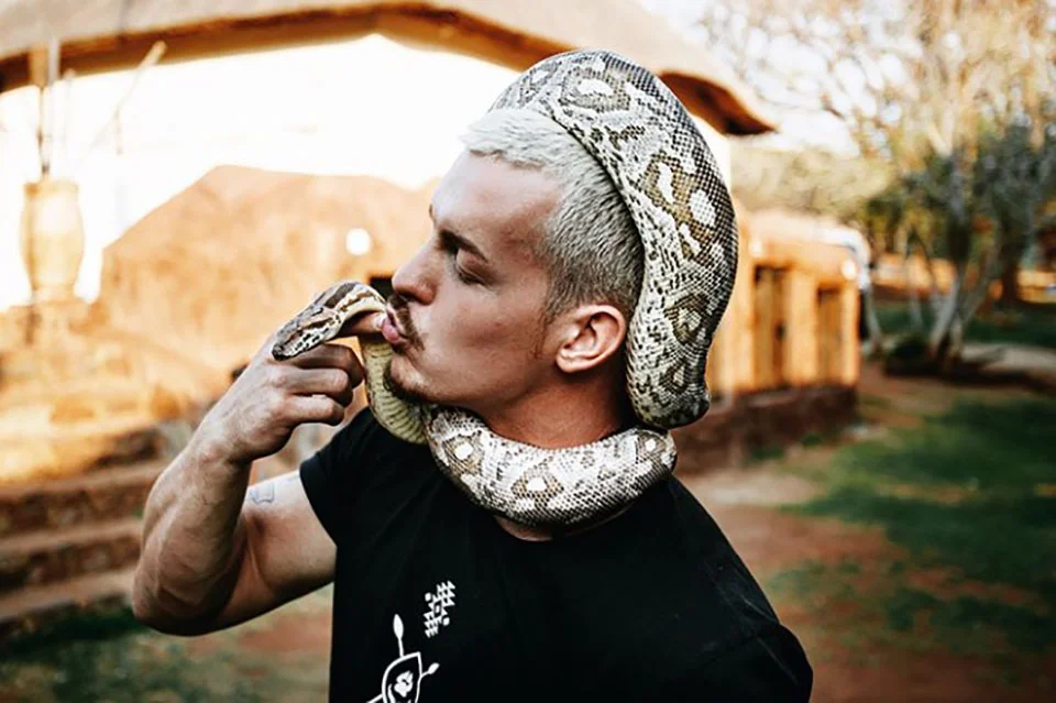 Dean Schneider besa a serpiente