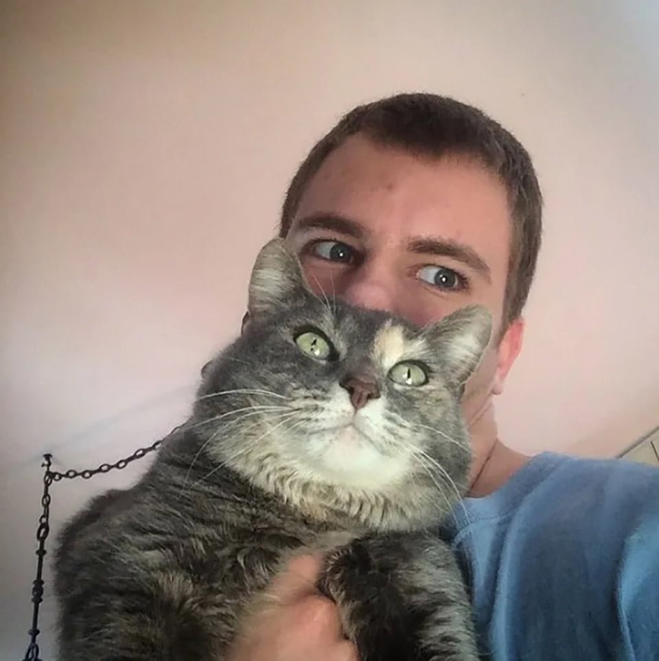 Este chico no pudo encontrar una cita para el baile de la escuela, así que llevó a su gatita 11 Chico y gata son amigos inseparables