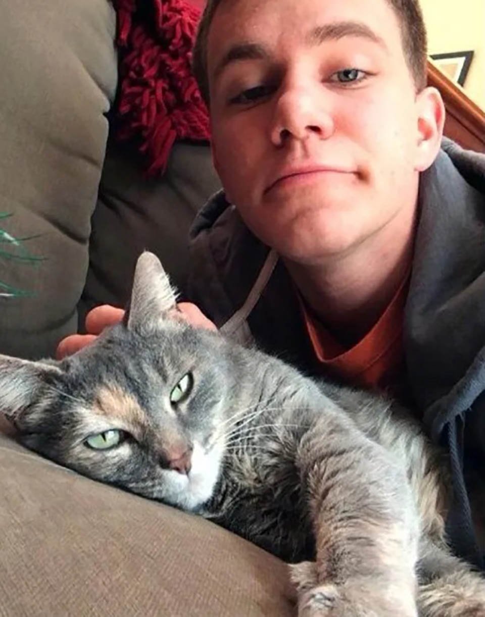 Este chico no pudo encontrar una cita para el baile de la escuela, así que llevó a su gatita 14 Chico y su adorada gata