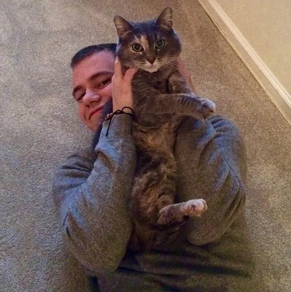 Este chico no pudo encontrar una cita para el baile de la escuela, así que llevó a su gatita 10 Hombre sostiene a su gata