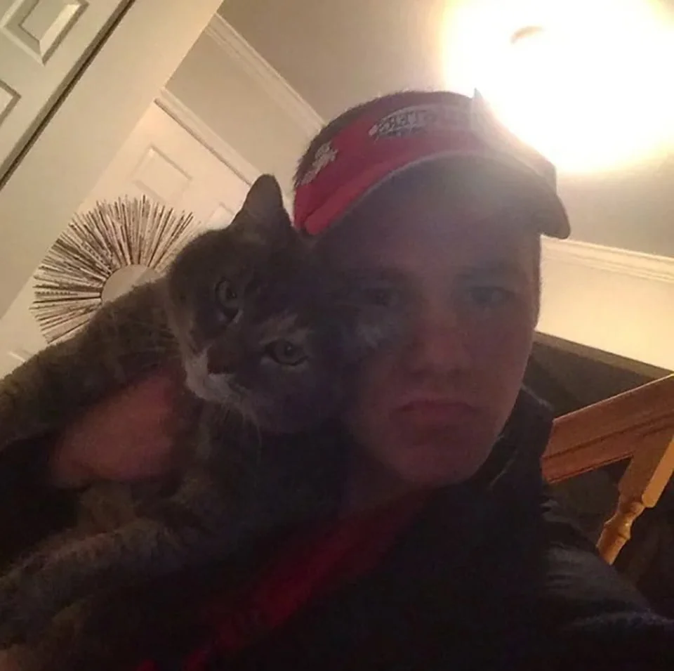 Este chico no pudo encontrar una cita para el baile de la escuela, así que llevó a su gatita 8 Hombre y su linda gatita