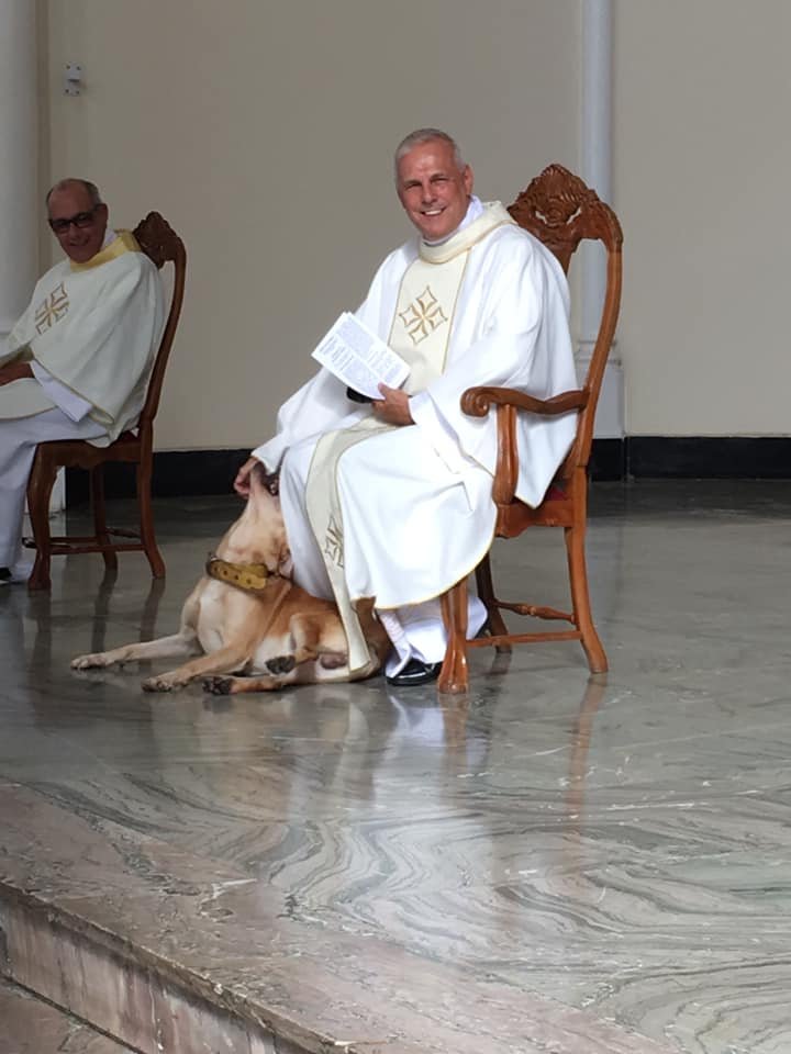Sacerdote y perro Sacerdote y perro