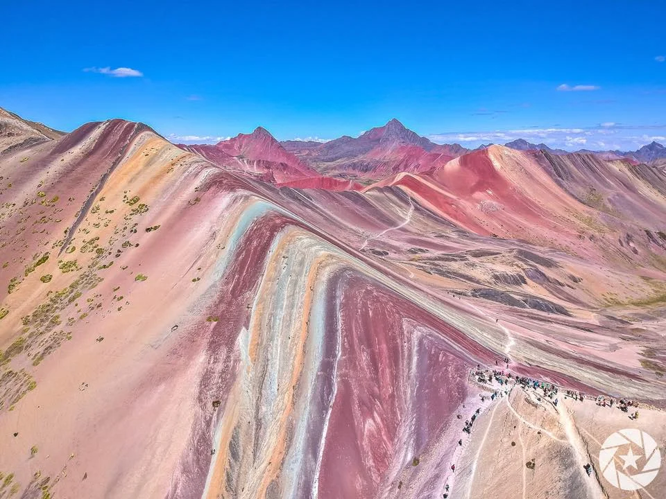 Perrito guía a los visitantes de la famosa Montaña de los Siete Colores a cambio de cariño 7 Montaña de los siete colores