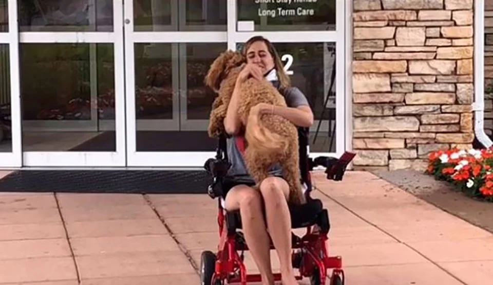 Perro de asistencia tiene la reacción más dulce al recibir una videollamada de mamá 6 Moxie y madre se abrazan