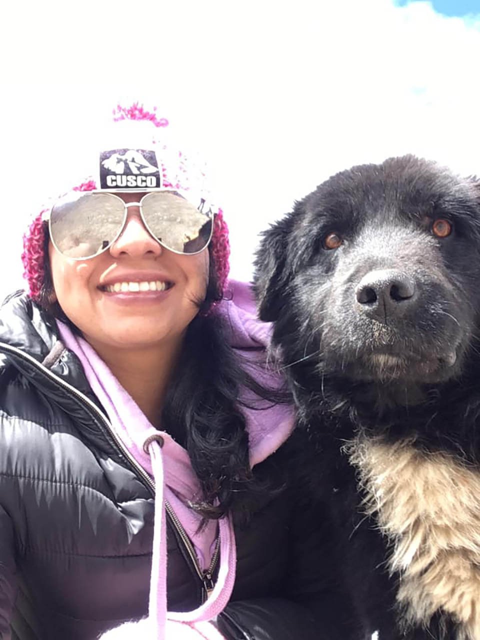Perrito guía a los visitantes de la famosa Montaña de los Siete Colores a cambio de cariño 8 Mujer con perrito amigable
