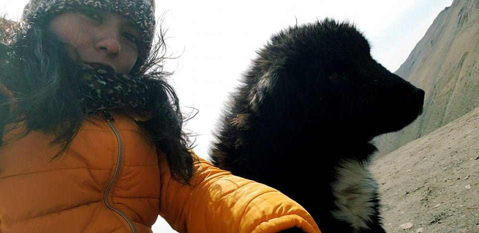 Perrito guía a los visitantes de la famosa Montaña de los Siete Colores a cambio de cariño 10 Mujer y adorable perro
