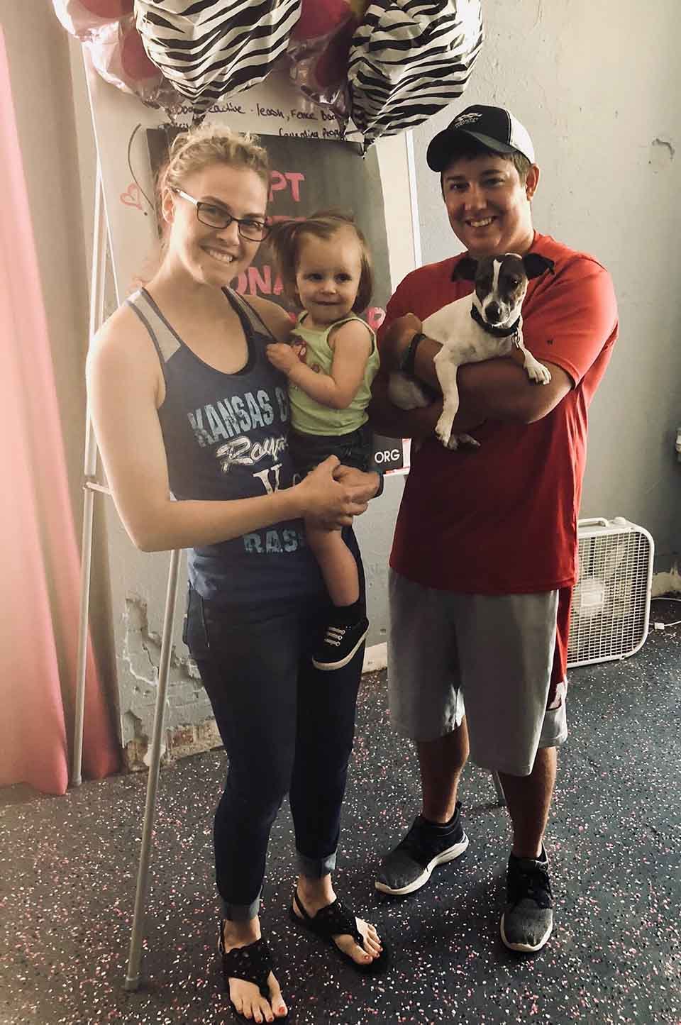 Perrita es encontrada a un lado del camino con su boca y ojos sellados con pegamento 8 Perrita es adoptada