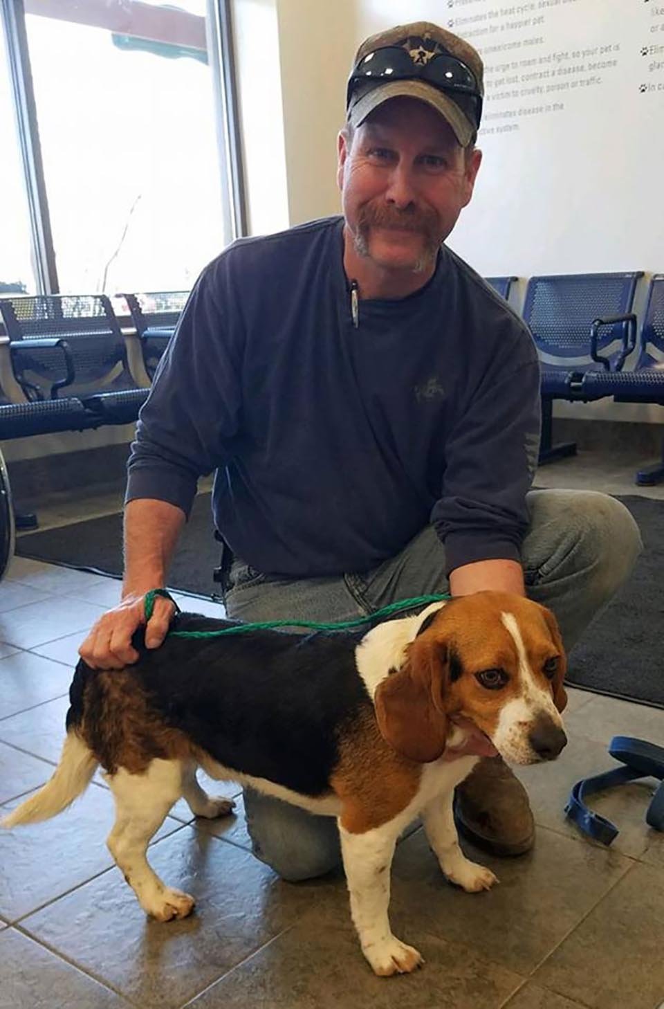 Hombre rescata a un beagle de ser sacrificado en un refugio y le agradece con un abrazo 9 Perrito y hombre que le salvo la vida
