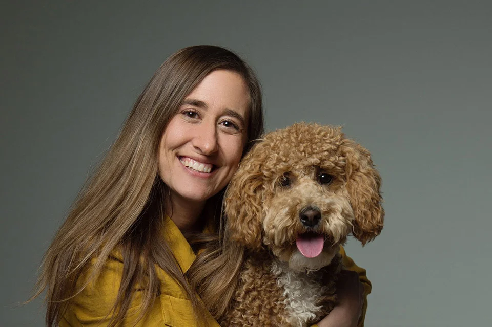 Perro de asistencia tiene la reacción más dulce al recibir una videollamada de mamá 4 Perro de asistencia y su madre