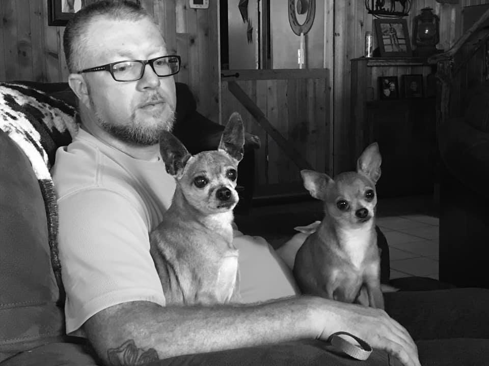 Perro viejo abandonado después de la muerte de su dueño se arropa a sí mismo en el refugio 10 Scooter y su nuevo papa