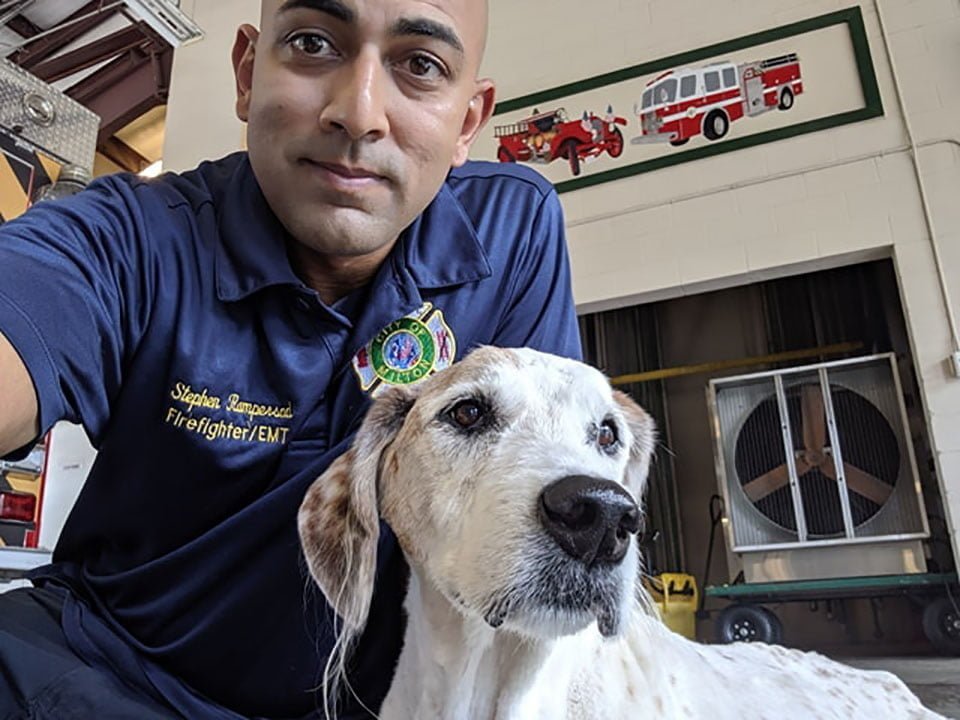Familia le brinda a su perro con una enfermedad terminal el mejor fin de semana 8 Stephen y perrito
