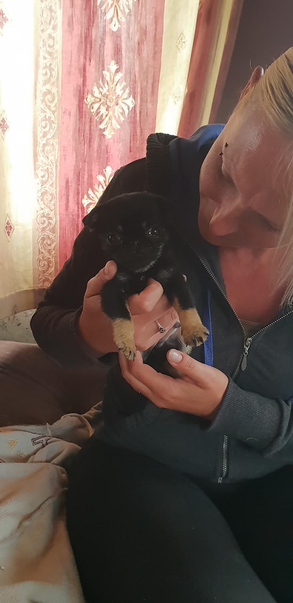 Mujer cuida de cachorro