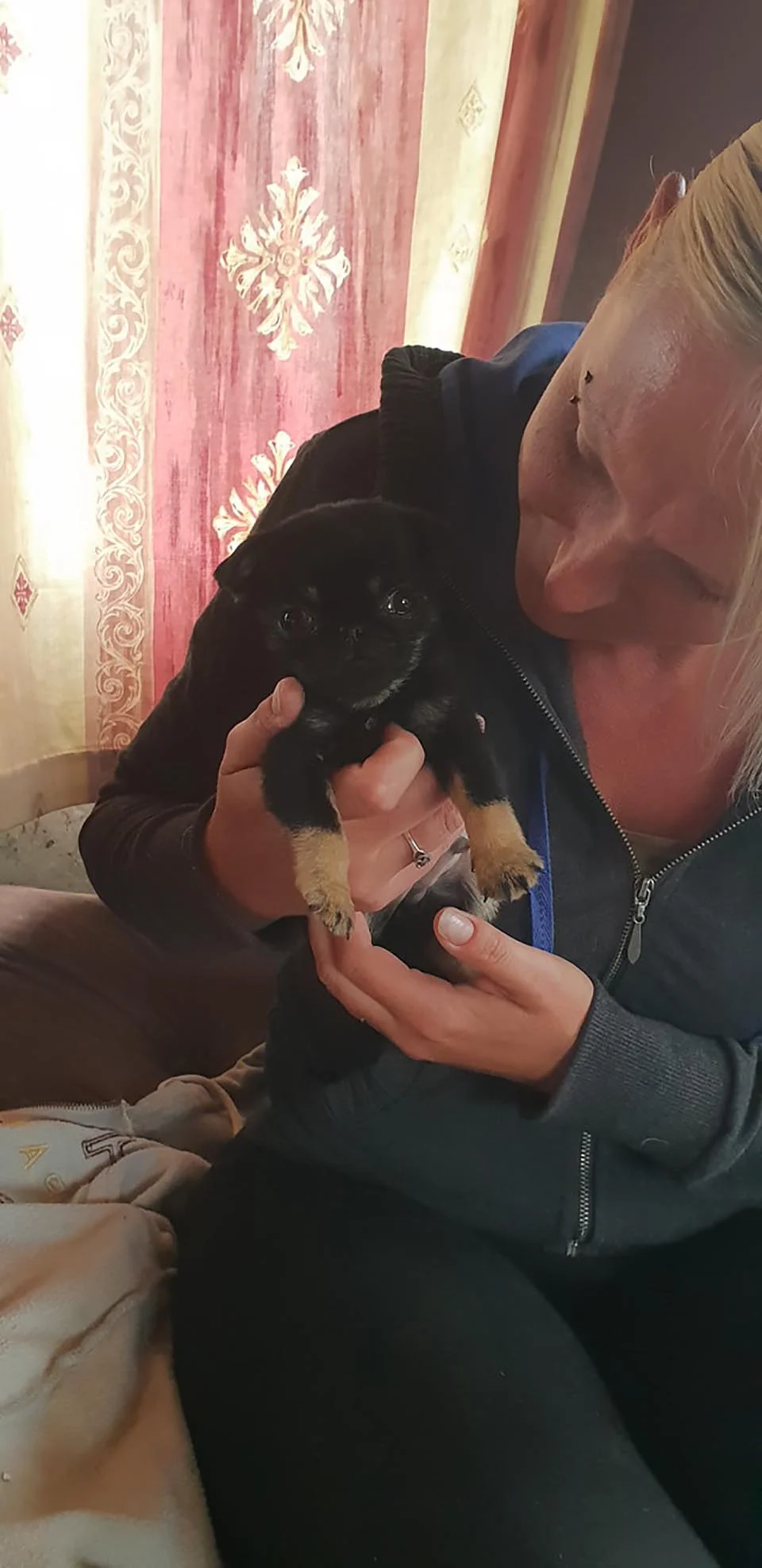 Mujer cuida de cachorro
